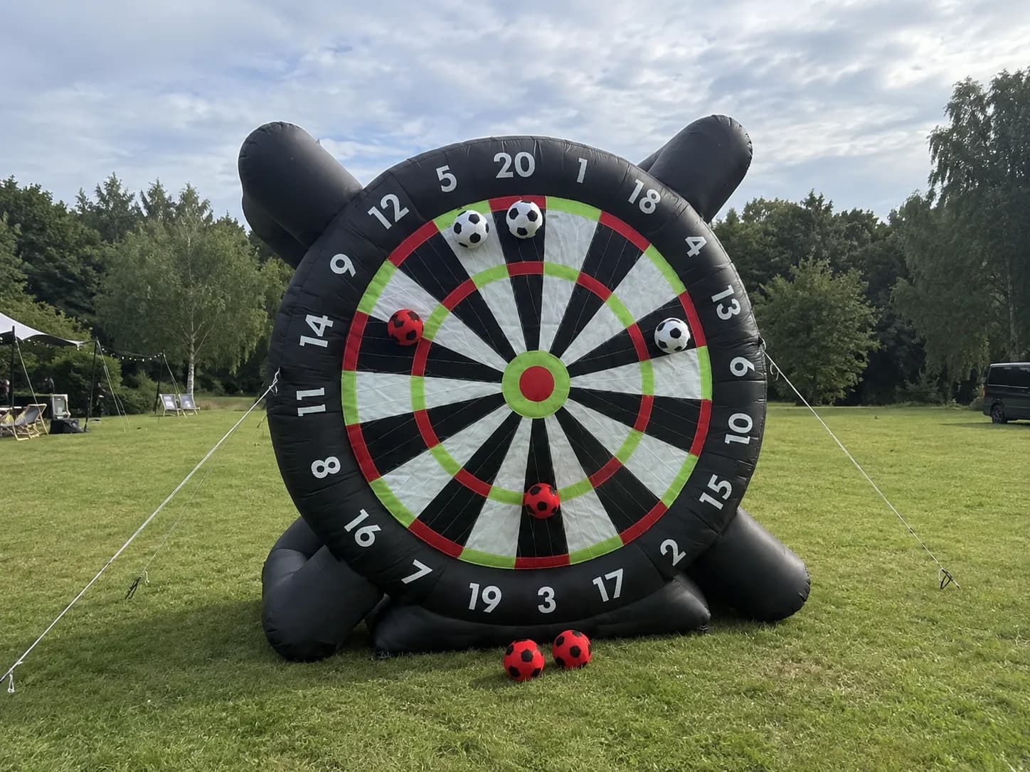 Dmuchany dart XXL — Nadmuchiwana tarcza z piłkami na rzepy